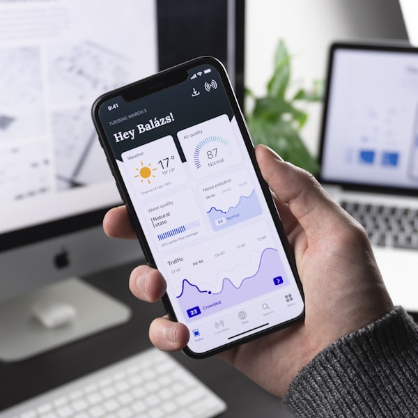 三亿体育手机版应用在iPhone和Android手机上的展示界面截图